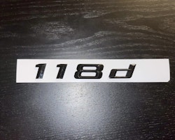 BMW 118d emblem i svart