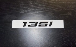 BMW 135i emblem i svart
