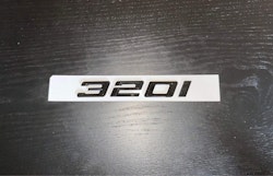 BMW 320i emblem i svart