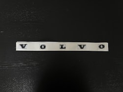 Volvo bokstäver i svart