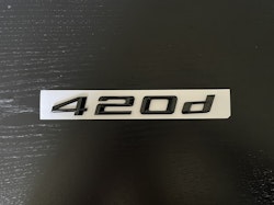 BMW 420d emblem i svart