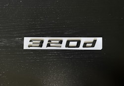 BMW 320d emblem i svart