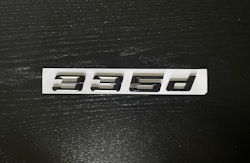 BMW 335d emblem i svart