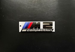 BMW M2 competition emblem i svart