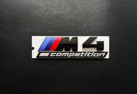 BMW M4 competition emblem i svart
