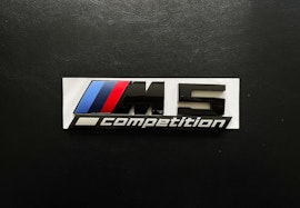 BMW M5 competition emblem i svart