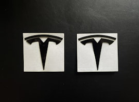Tesla Model 3 emblem i svart
