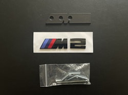 BMW M2 emblem i svart till grillen