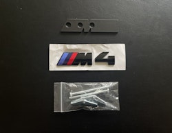 BMW M4 emblem i svart till grillen