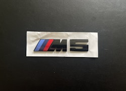 BMW M5 emblem i svart