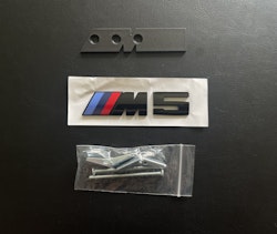 BMW M5 emblem i svart till grillen