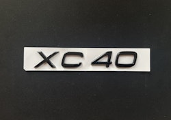 Volvo XC40 emblem i svart