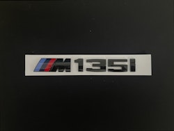 BMW M135i emblem i svart