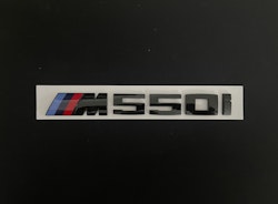 BMW M550i emblem i svart