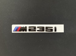 BMW M235i emblem i svart