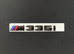 BMW M335i emblem i svart