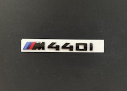 BMW M440i emblem i svart