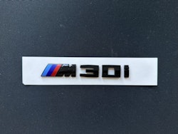 BMW M30i emblem i svart