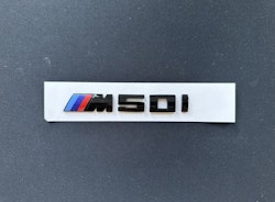 BMW M50i emblem i svart