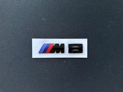 BMW M8 emblem i svart