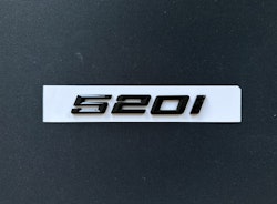 BMW 520i emblem i svart