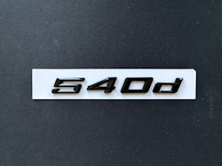 BMW 540d emblem i svart