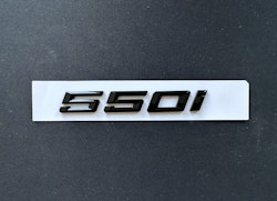 BMW 550i emblem i svart