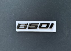 BMW 650i emblem i svart