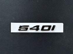 BMW 540i emblem i svart