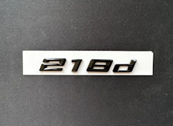 BMW 218d emblem i svart