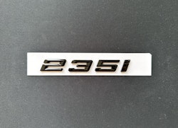 BMW 235i emblem i svart