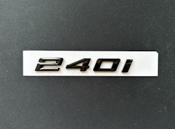 BMW 240i emblem i svart
