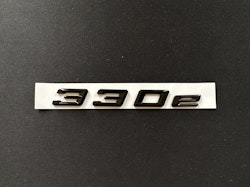 BMW 330e emblem i svart