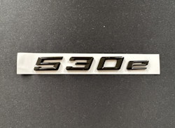 BMW 530e emblem i svart