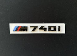 BMW M740i emblem i svart