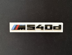 BMW M540d emblem i svart