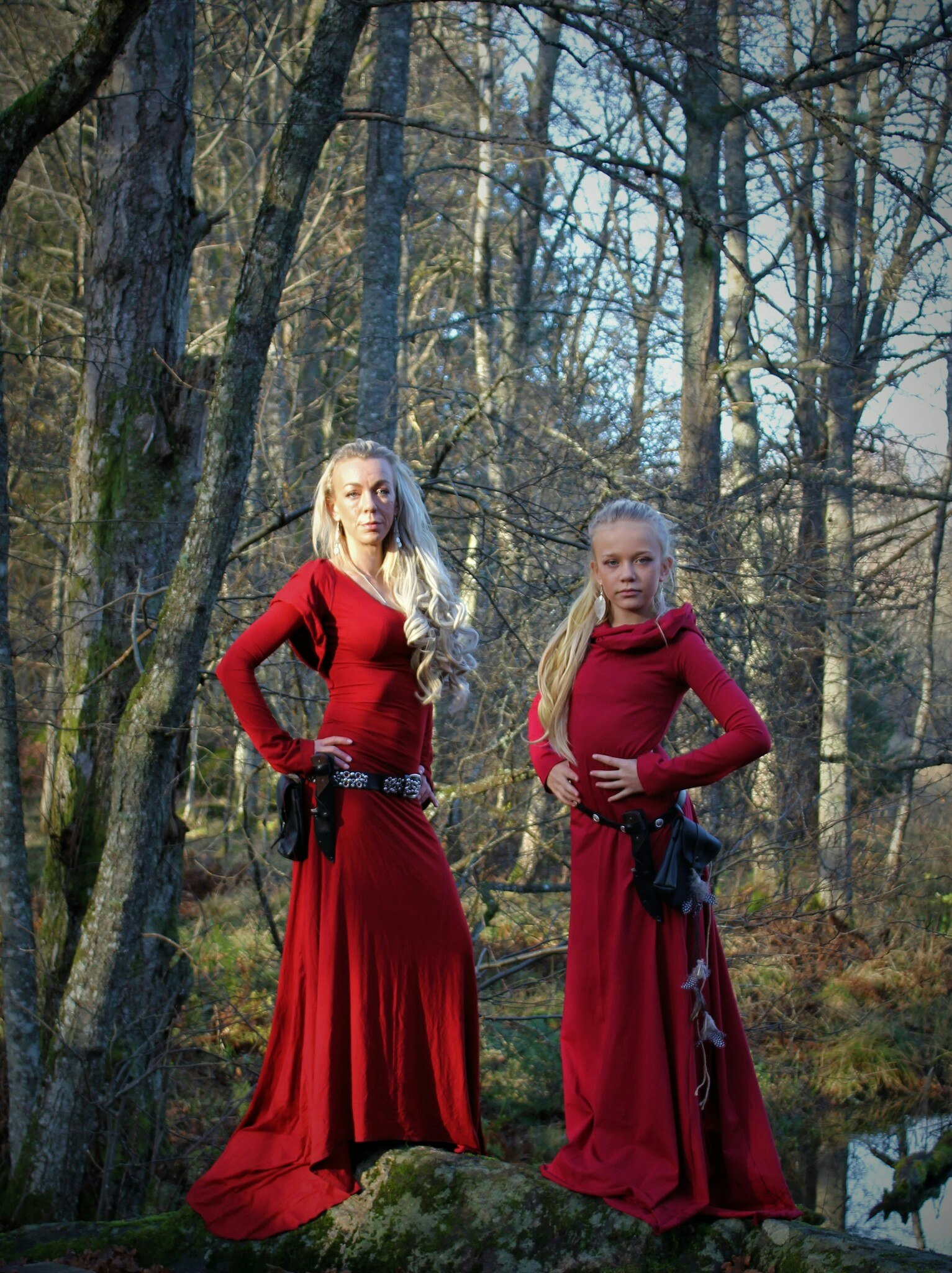röd klänning i skogen