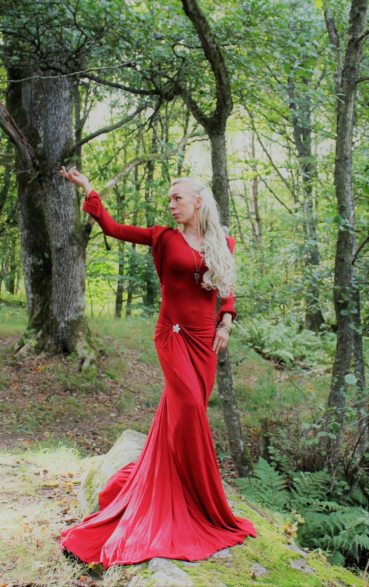 Sagolik Röd klänning med släp - Fallorka