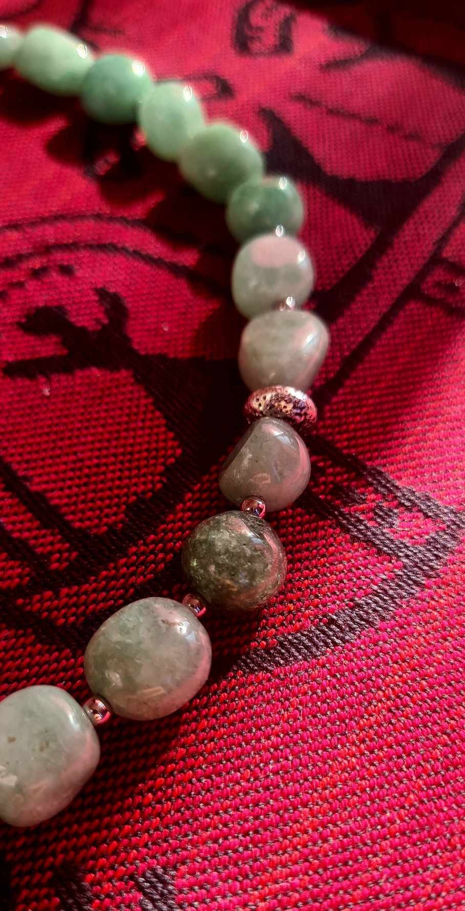 Rosa halsband i natursten