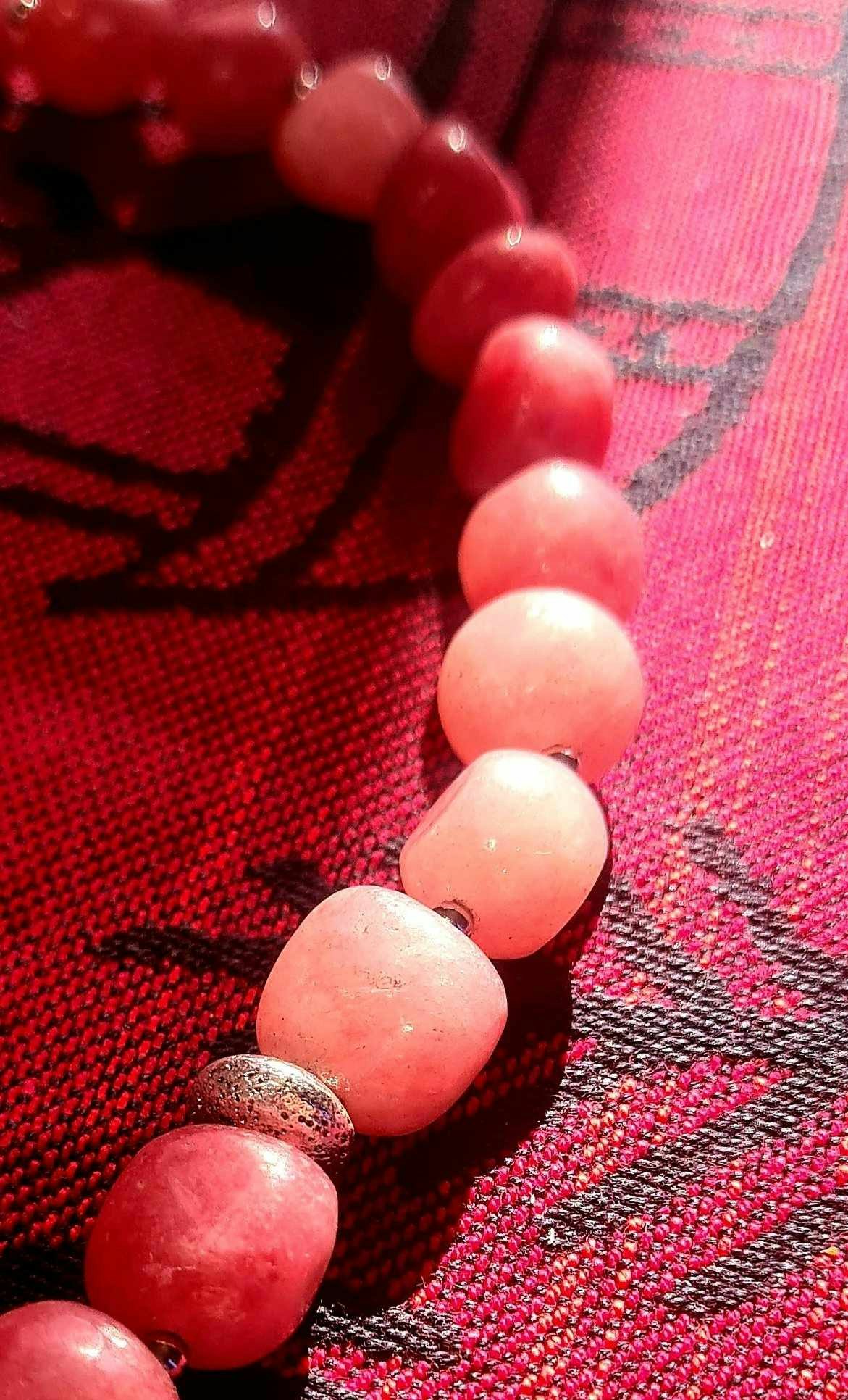 Rosa halsband i natursten