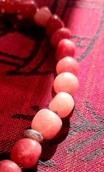 Rosa halsband i natursten
