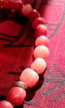 Rosa halsband i natursten