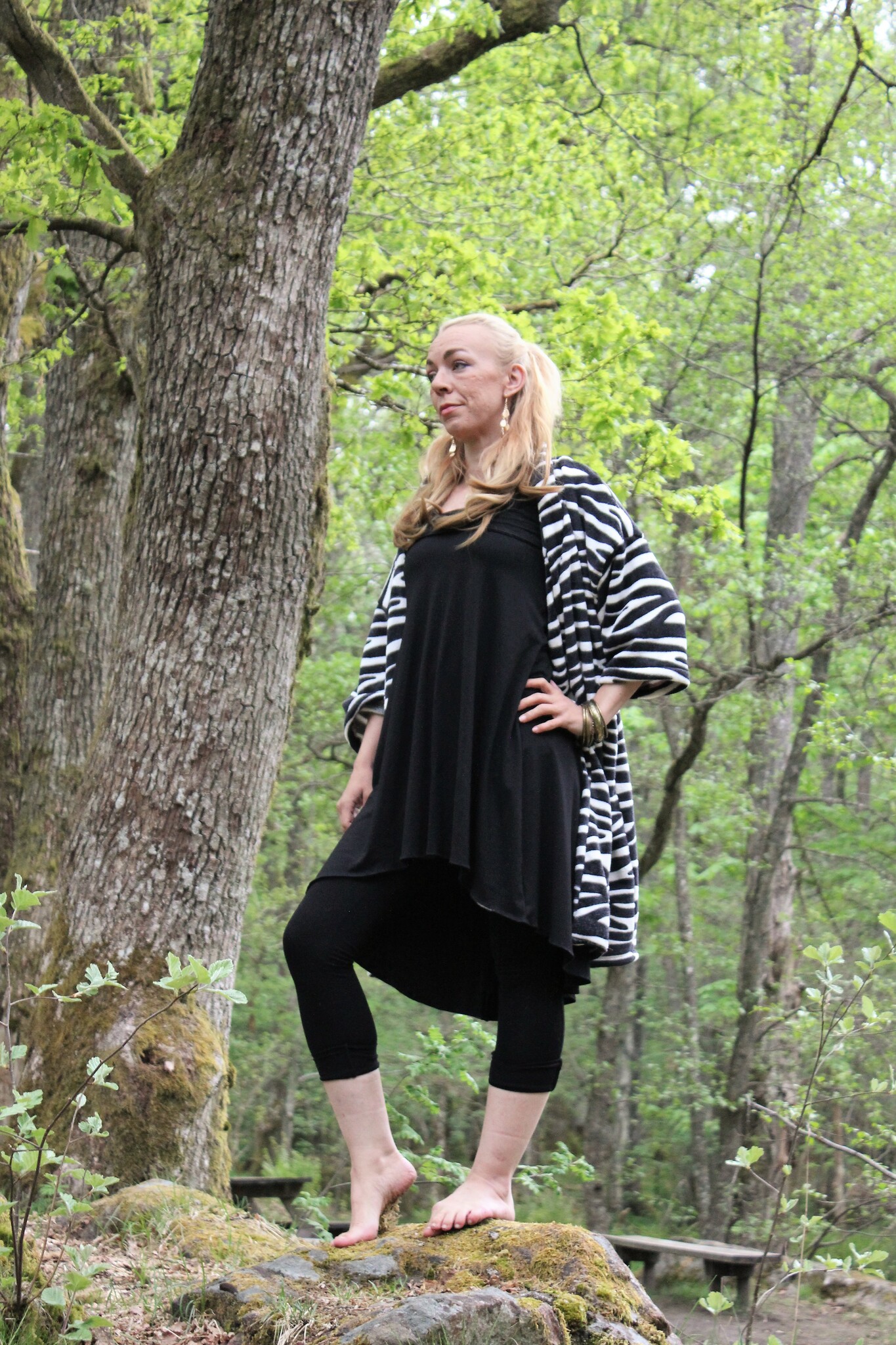 svart kjol som omvandlas till linne med svarta tights samt zebra kimono