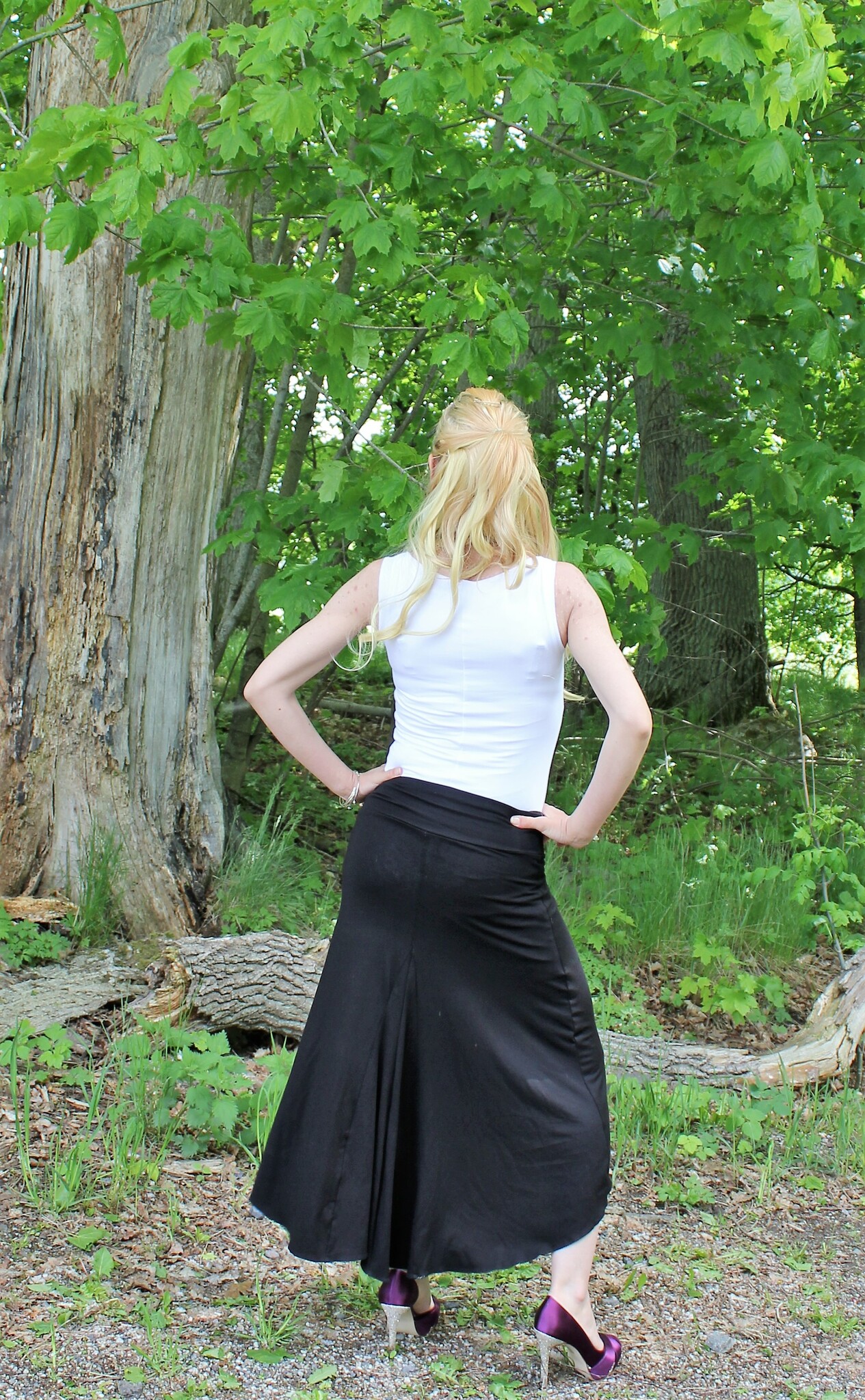 svart kjol låg midja samt vitt linne