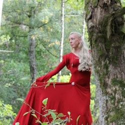 Sagolik Röd klänning med släp