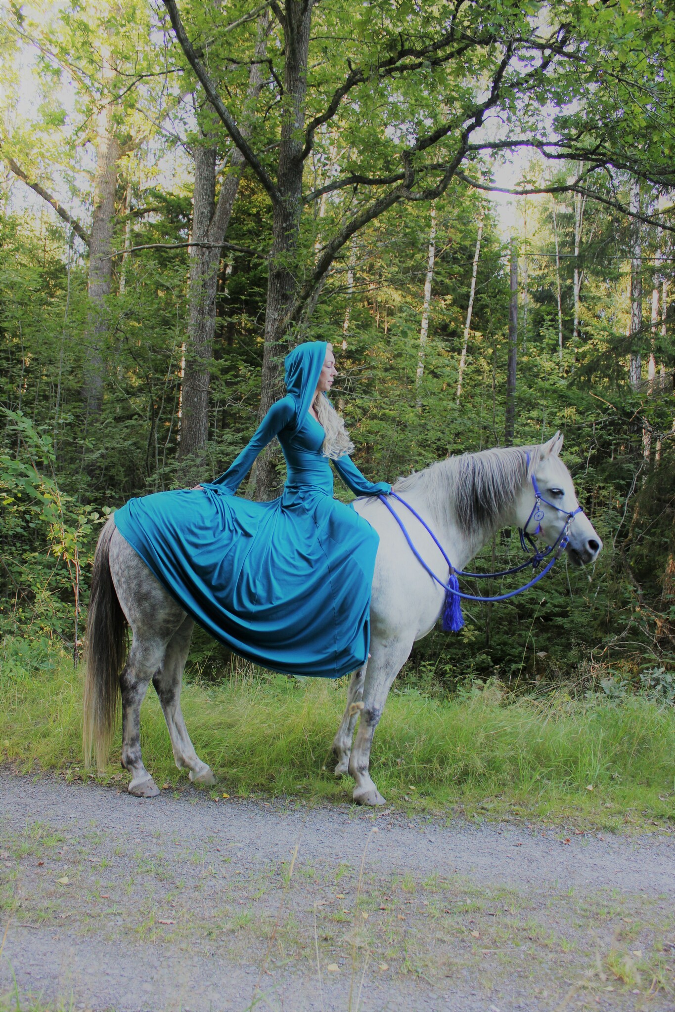 Turkos klänning på hästryggen