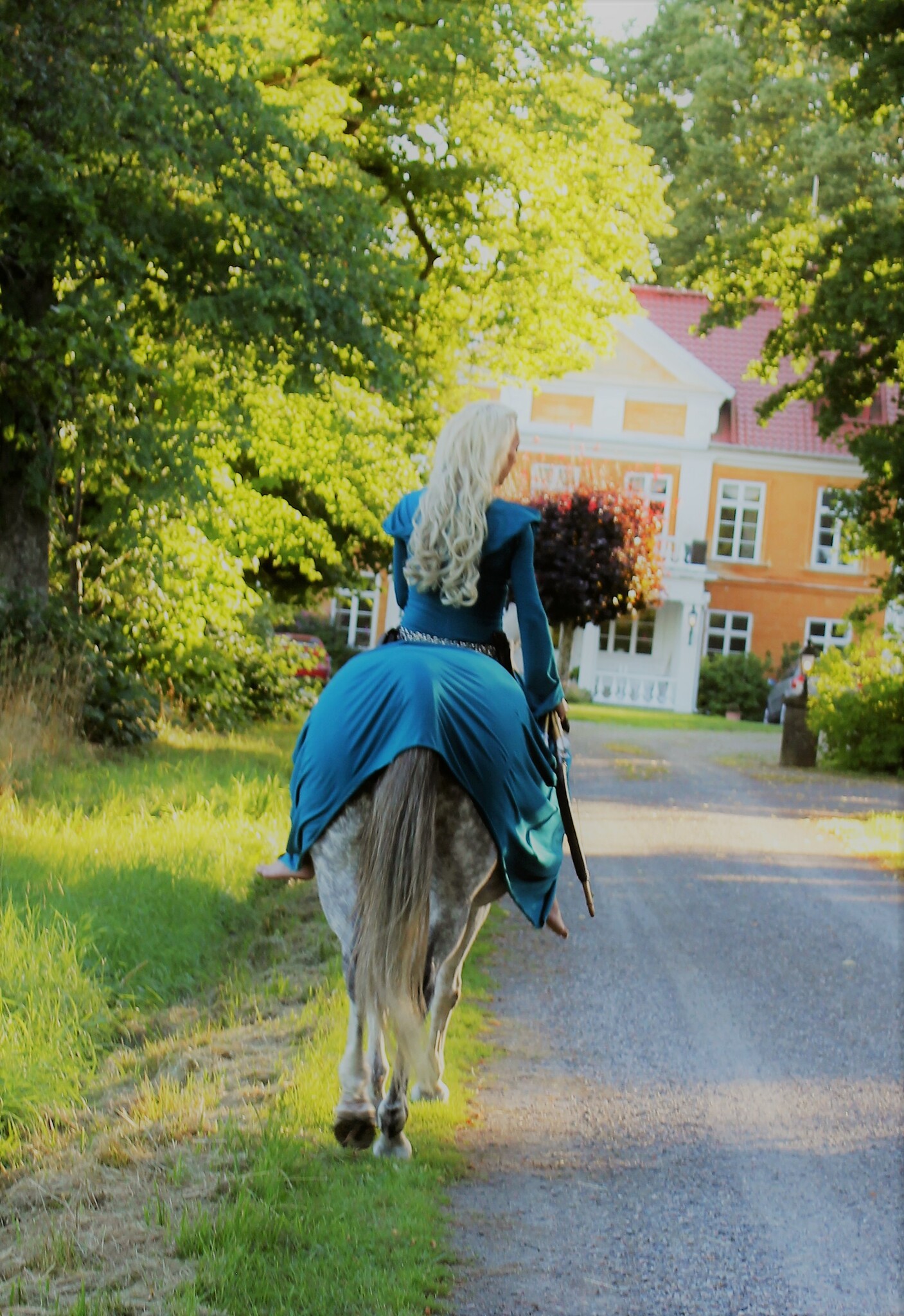 viking Ridning i turkos klänning med långt släp, viking dress on horse