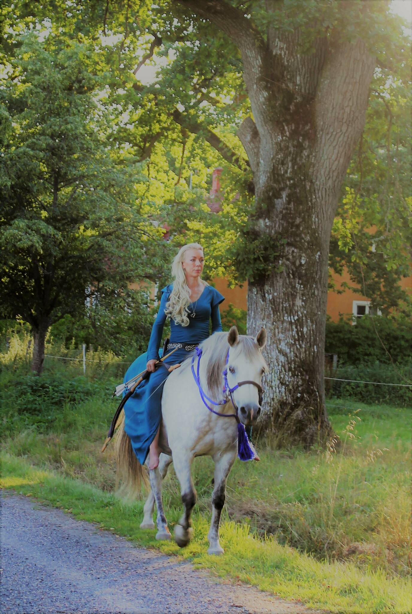 Svensktillverkad viking klänning i turkost på ridturen