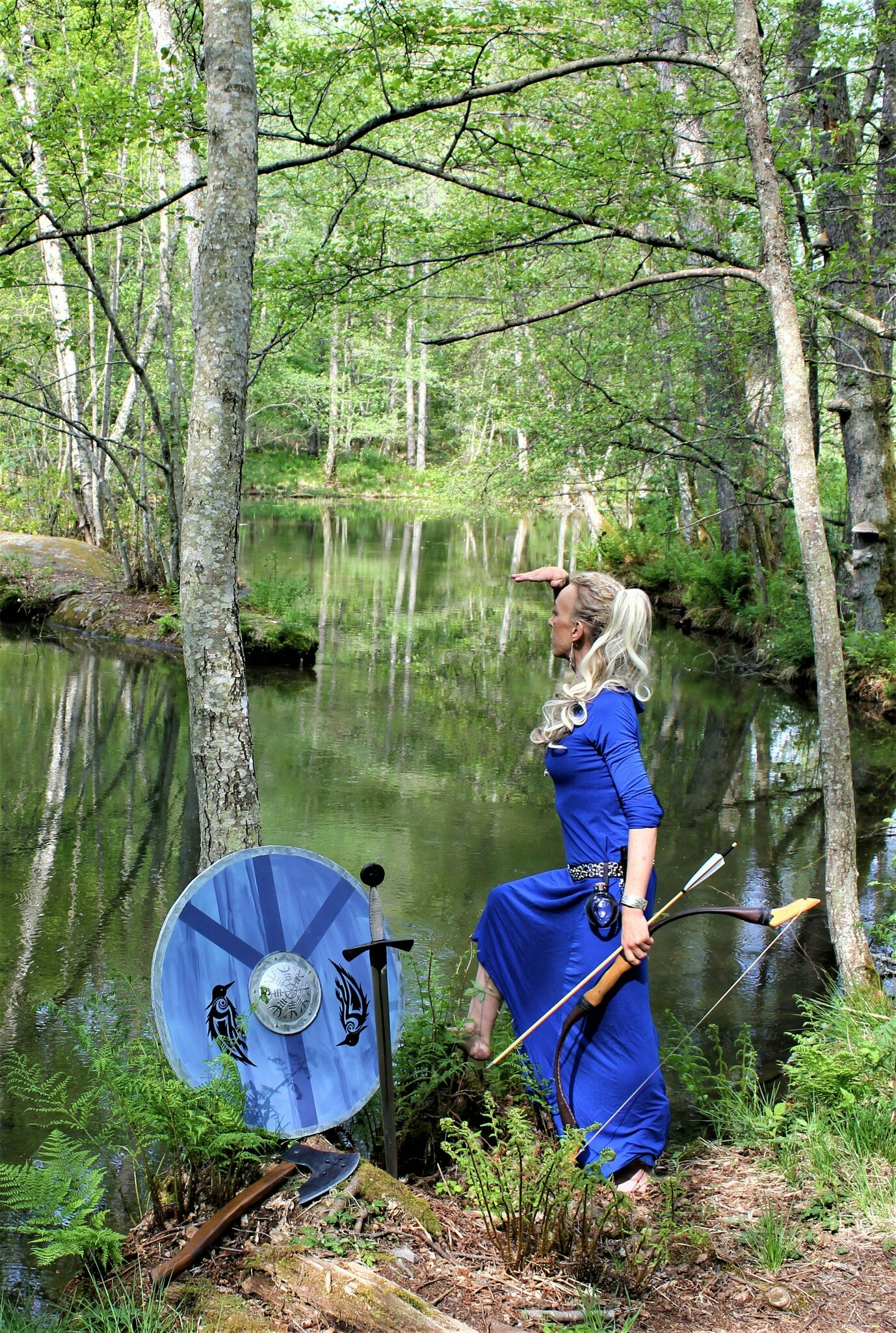 vikinga klänning med blå vikinga sköld, ryttarbåge, kast yxa samt svärd, viking dress