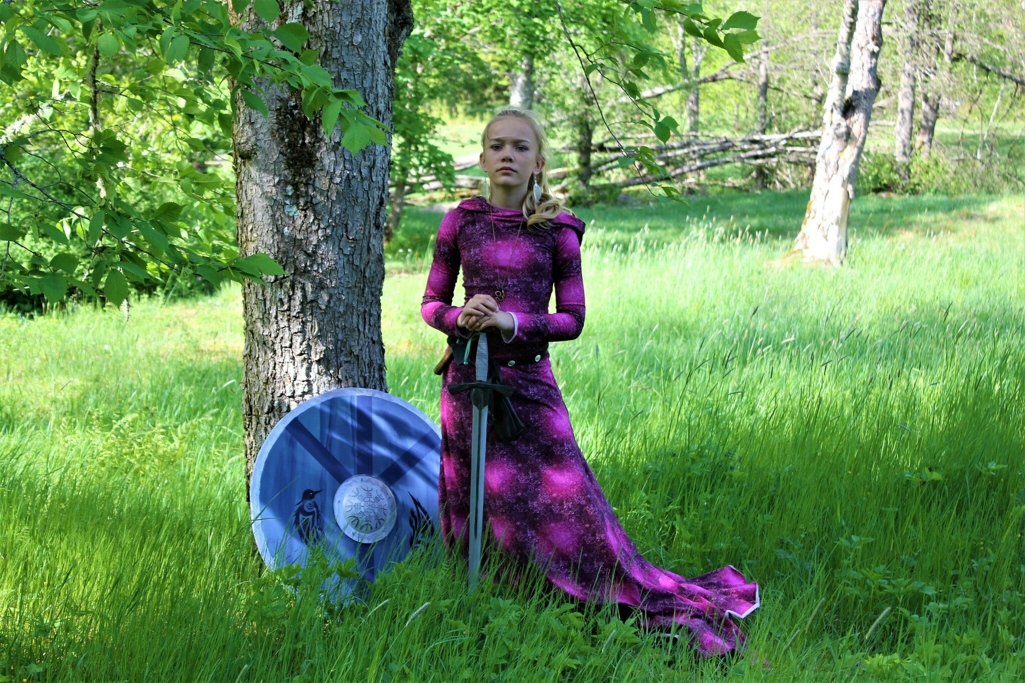 viking klänning barn med blå sköld samt svärd, viking child blue sheild and sword